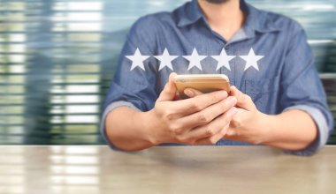  Elinde akıllı telefon kullanan iş adamı