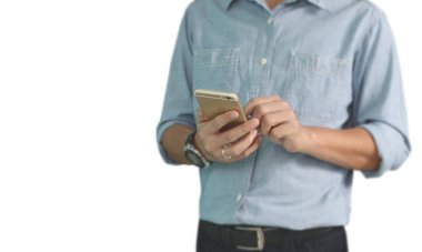  Elinde akıllı telefon kullanan iş adamı