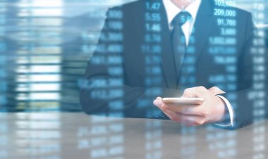  Elinde akıllı telefon kullanan iş adamı