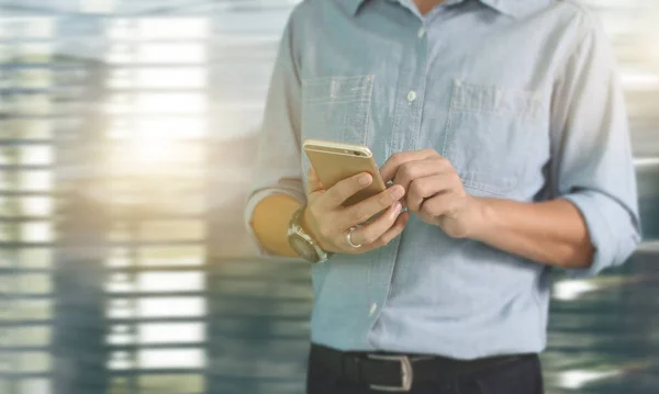 Człowiek biznesu za pomocą smartfona w ręku — Zdjęcie stockowe
