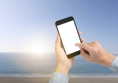 smartphone aygıt tutarak ve ekran dokunaklı adam el