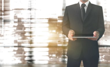 Elinde dijital tablet kullanan işadamı