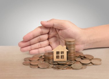 Farklı pozisyonlarda birbirlerine yığılmış sikkeler, Adam el 