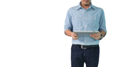 Elinde dijital tablet kullanan işadamı