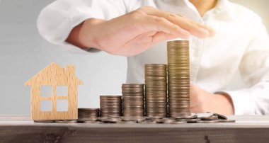 Farklı pozisyonlarda birbirlerine yığılmış sikkeler, Adam el 