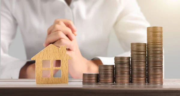 Monedas apiladas una sobre la otra en diferentes posiciones, Mano del hombre — Foto de Stock