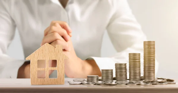 Monedas apiladas una sobre la otra en diferentes posiciones, mano de hombre en b — Foto de Stock