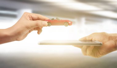 Dijital tableti el ve oyuncak arabada kullanma