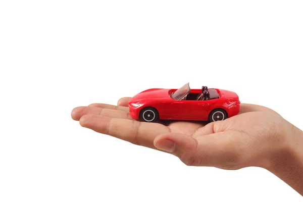 手に赤いおもちゃの車セキュリティコンセプトを保護 — ストック写真