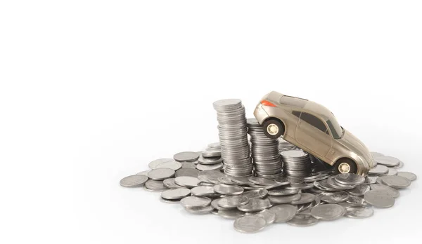 Samochód model over ułożone monety — Zdjęcie stockowe
