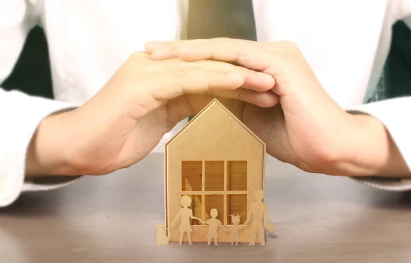 Händer Holding House hemlösa bostads skydd fastigheter, fami — Stockfoto