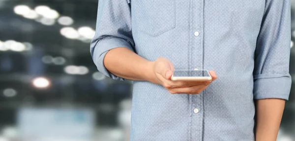 Akıllı telefonun, cihazın dokunmatik ekranının elini tutma — Stok fotoğraf