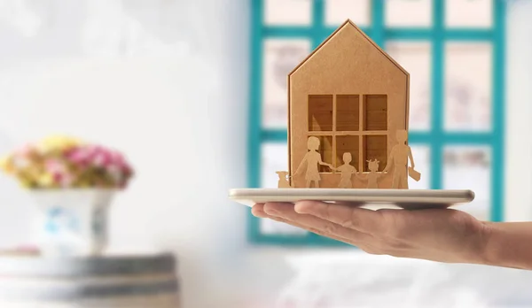 나무 장난감 집입니다. 모기지 부동산 주택 개념입니다. 주택 구입 — 스톡 사진