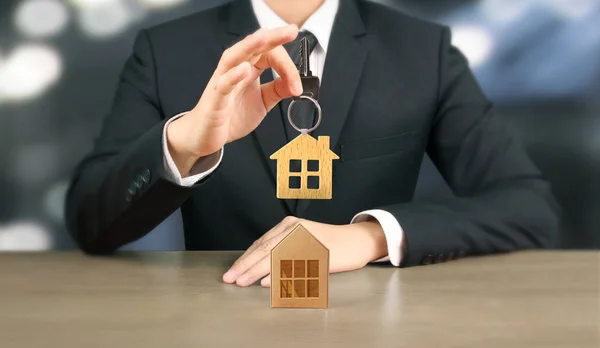 Fastighetsmäklaren överlämning huset nycklarna — Stockfoto