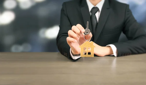 Real estate agent handing over house keys — Stock Photo, Image