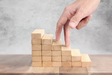 Oyuncak merdiven ahşap kadar adım el liken kişi