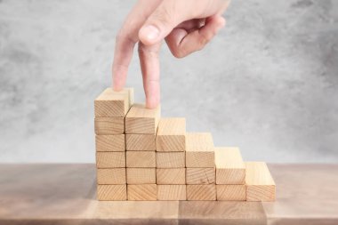 Oyuncak merdiven ahşap kadar adım el liken kişi