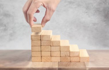 Oyuncak merdiven ahşap kadar adım el liken kişi
