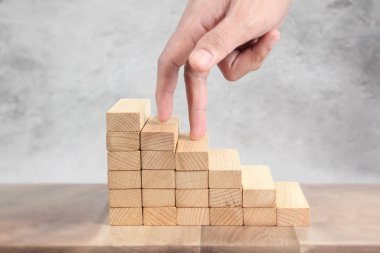 Oyuncak merdiven ahşap kadar adım el liken kişi