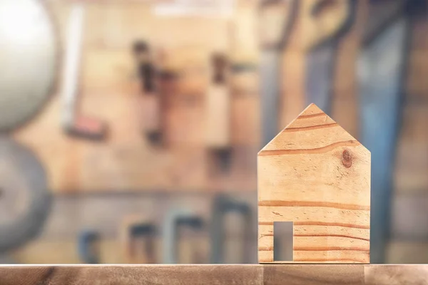 Modelo de casa de madeira no espaço de madeira lá — Fotografia de Stock