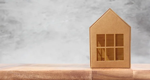 Ξύλινο σπίτι μοντέλο σε ξύλινα εκεί χώρο — Φωτογραφία Αρχείου