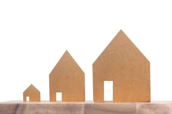 Drewniany dom model na drewnianej przestrzeni — Zdjęcie stockowe