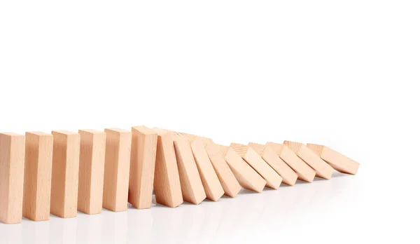 Effetto domino fermato da un pezzo unico e forte — Foto Stock