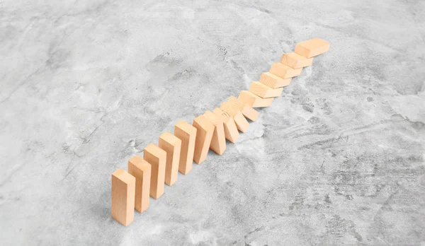 Effetto domino fermato da un pezzo unico e forte — Foto Stock