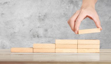 El benzetme kişi adım merdiven olarak ahşap blok istifleme kadar adım