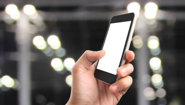 Akıllı telefon cihazını tutan adam ekrana dokunuyor