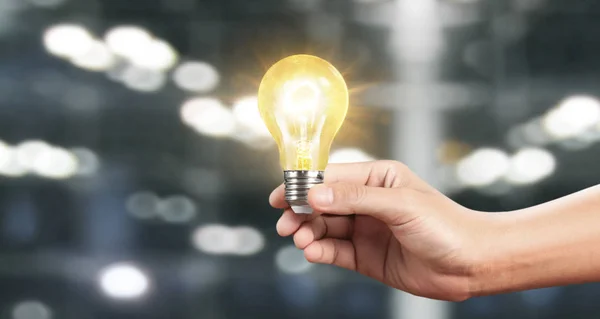 照らされた電球を保持する手、革新のインスピレーションc — ストック写真
