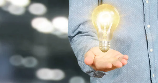 Mão de segurar lâmpada iluminada, inspiração de inovação c — Fotografia de Stock
