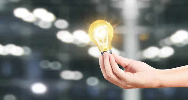 照らされた電球を保持する手、革新のインスピレーションc — ストック写真
