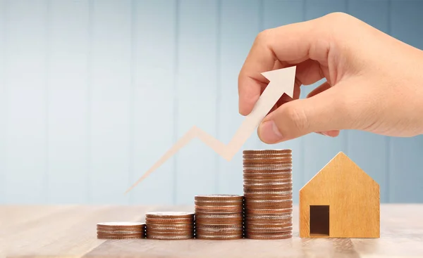 Dřevěný domeček na hraní Hypotéka nemovitosti domácí koncept Nákup pro rodinu — Stock fotografie