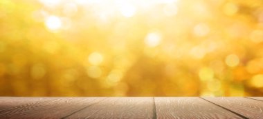 Doğa arka planı, ahşap masa, bulanık yeşil bahçe.