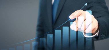 İş adamı planında grafik artışı artışı pozitif göstergesi