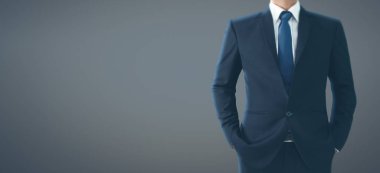 Özel dikim takım elbiseli bir adam.