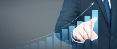 İş adamı planında grafik artışı artışı pozitif göstergesi
