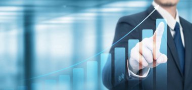 İş adamı planında grafik artışı artışı pozitif göstergesi