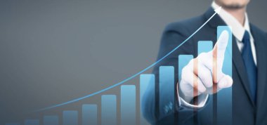 İş adamı planında grafik artışı artışı pozitif göstergesi