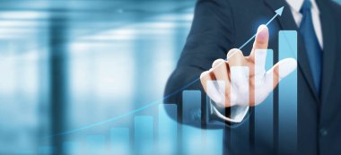 İş adamı planında grafik artışı artışı pozitif göstergesi