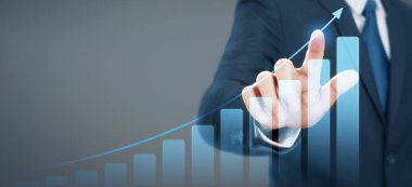 İş adamı planında grafik artışı artışı pozitif göstergesi