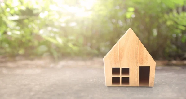 Holzhausmodell. Wohnungs- und Immobilienkonzept — Stockfoto