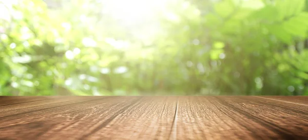 Tło natury, Drewniany stół wyświetlacz nad rozmytym zielonym ogrodem — Zdjęcie stockowe
