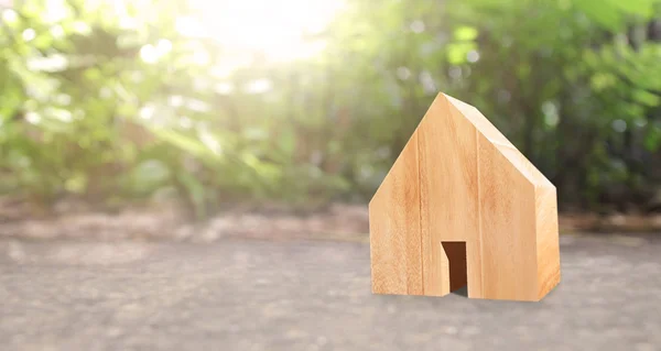 Modelo de casa de madera .Housing y concepto de bienes raíces —  Fotos de Stock