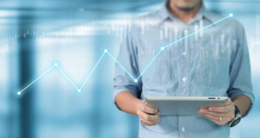 İş adamı dijital tablet kullanıyor. İş fikri.