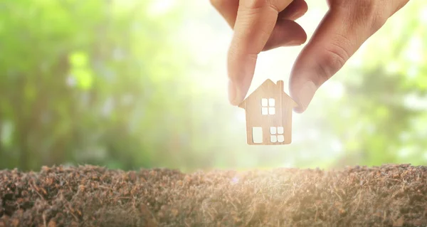 Huis residentiële structuur in de hand — Stockfoto