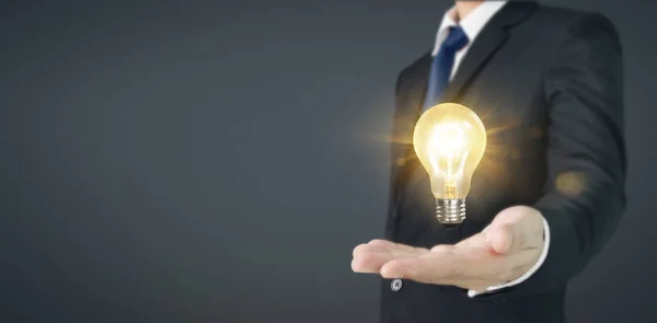 Hand des Haltens beleuchtete Glühbirne, Innovation Inspiration c — Stockfoto