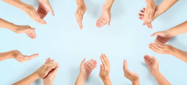 Top view 'i alkışlayan bir grup el. kırpma yolu ile izole edilmiş