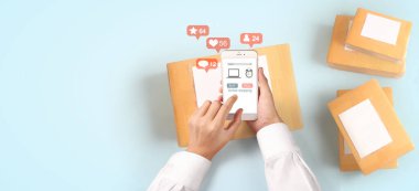 İş sahibi çalışıyor. Çevrimiçi alışveriş KOBİ girişimcisi. İnternetten al ve sat.